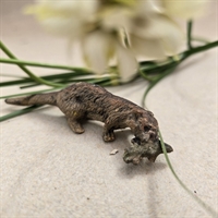 legetoejsdyr-baever-med-fisk-i-munden-gammelt-legetoej